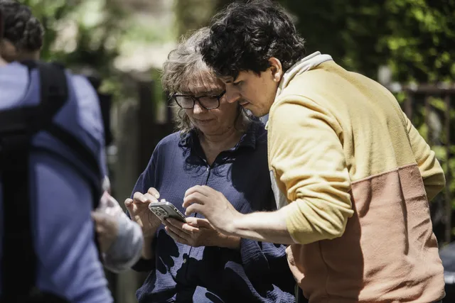 Zwei Personen schauen gemeinsam auf ein Smartphone.