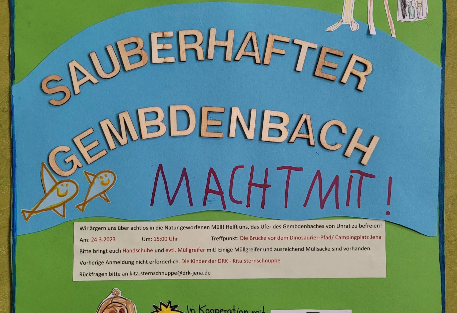 Plakat mit bunten Zeichnungen von Kindern, die Müll aufsammeln und dem Text: "Sauberhafter Gembdenbach – Macht mit!" sowie Informationen zu einer gemeinsamen Müllsammelaktion.
