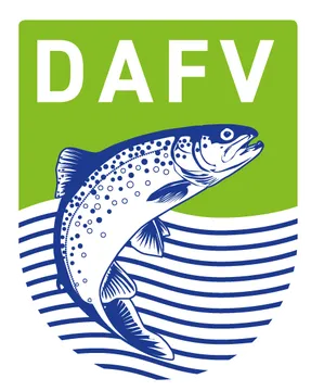 Wappen mit grünem oberen Bereich und weißer Schrift "DAFV", darunter ein stilisierter Fisch über blauen Wellenlinien.