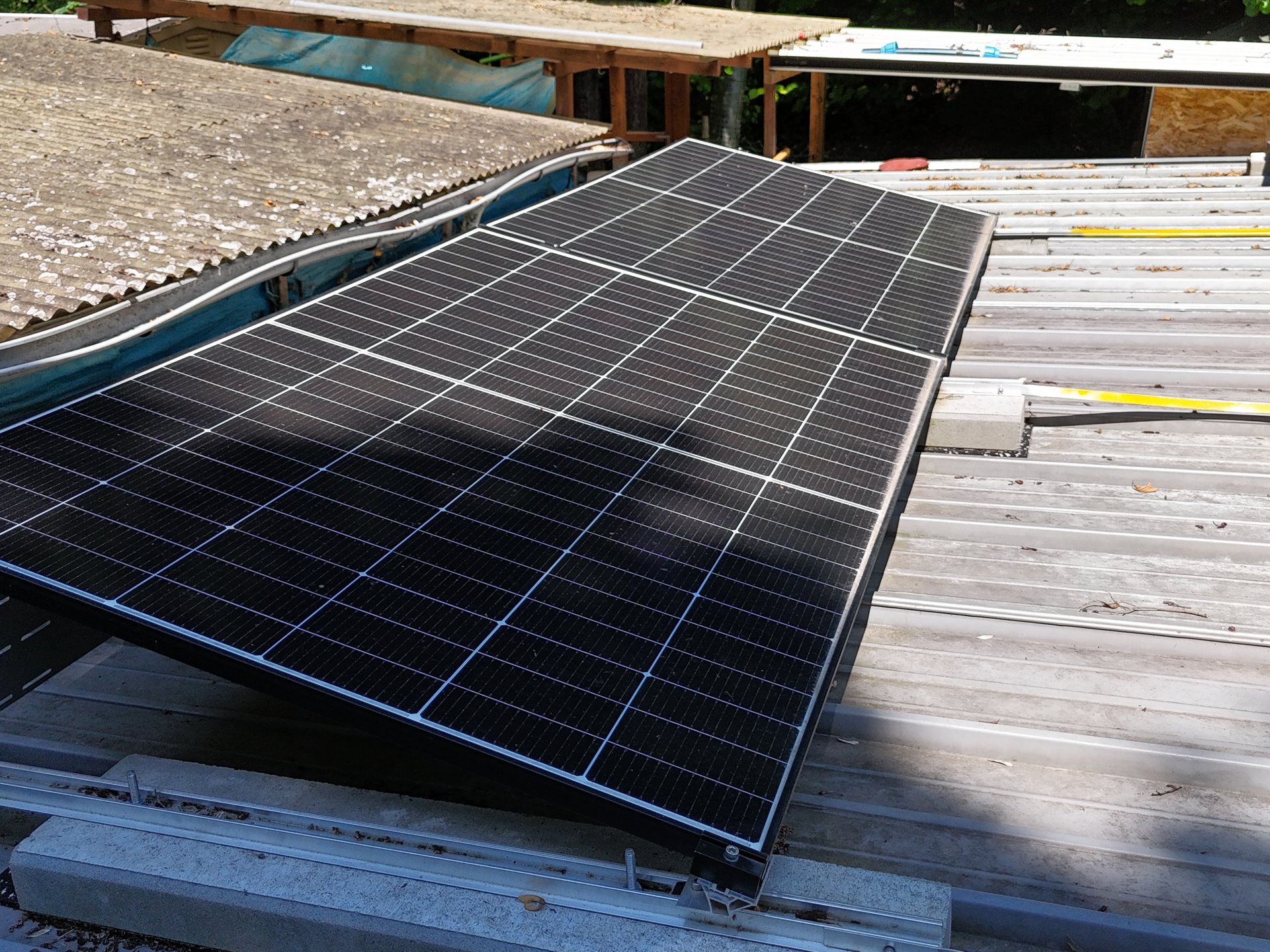 Aufgeständerte Solarmodule auf einem Trapezblechdach mit Flachdachmontagesystem.