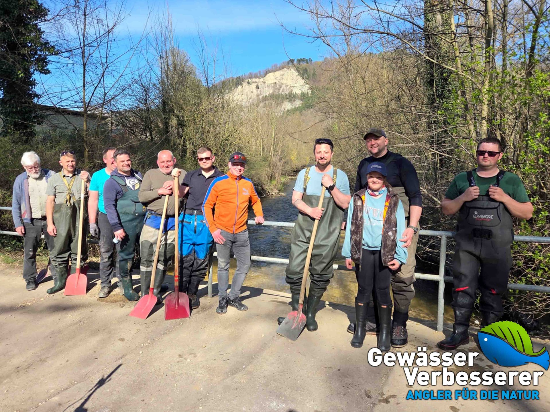 Mitglieder des Sportanglervereins Kahla mit Werkzeugen vor ihrem Arbeitseinsatz an der Saale.