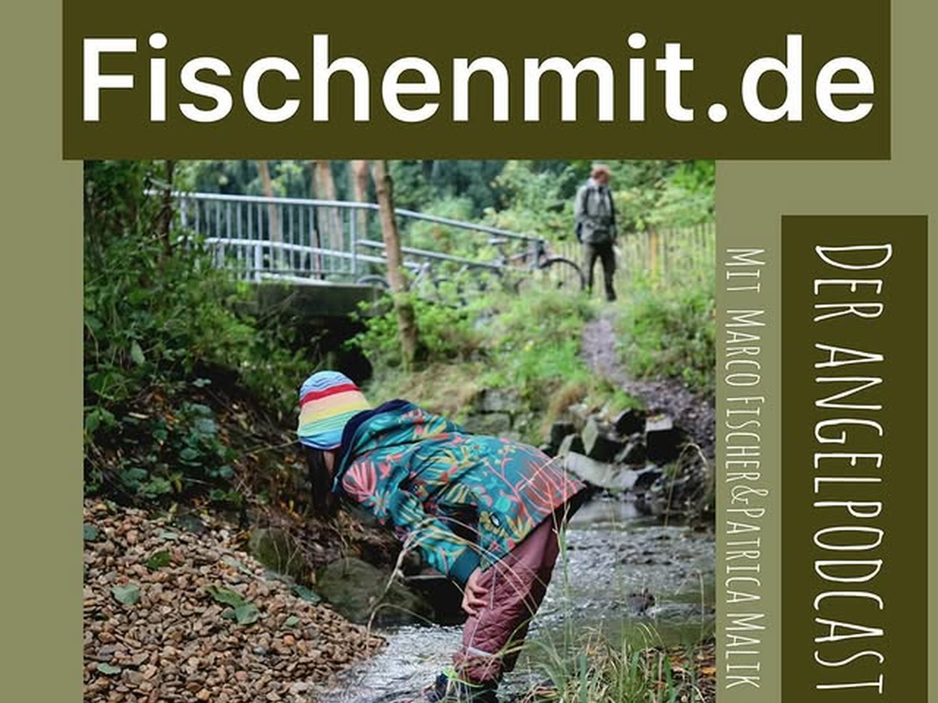 Eine Person mit Mütze kniet am Ufer eines kleinen Baches und fasst ins Wasser, im Hintergrund steht eine weitere Person an einem Geländer; Text: "Fischenmit.de - Der Angelpodcast mit Marco Elster & Patrick Maltz - 187. Den Stein ins Rollen bringen."