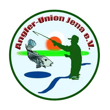 Logo der Angler-Union Jena e.V. mit einem Angler, der einen Fisch fängt, Sonnenuntergang im Hintergrund.