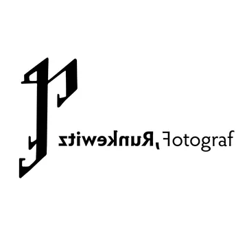 Schwarzes Logo mit stilisiertem Buchstaben und dem Schriftzug „Runkewitz Fotograf“ auf weißem Hintergrund.